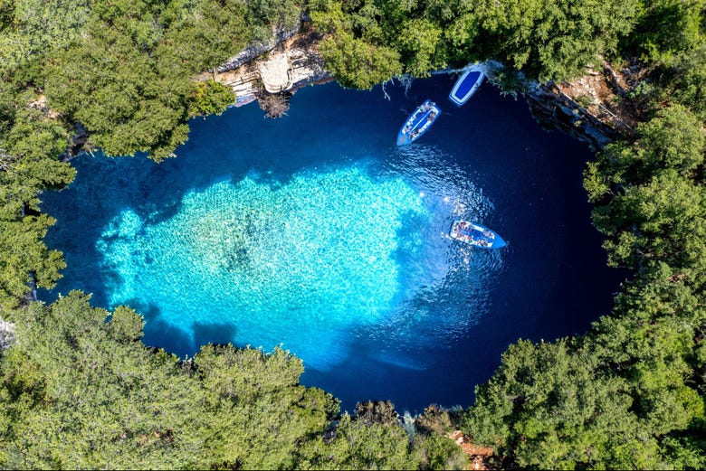 Impresionante vista aérea de la cueva Melissani