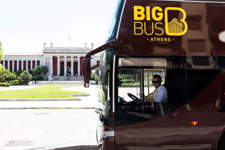 Autobús con el Museo Arqueológico Nacional de Atenas de fondo