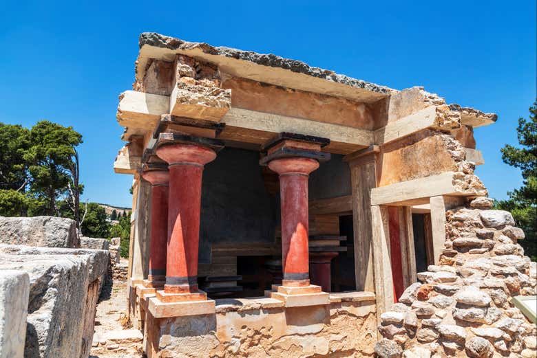 Colonnes rougeâtres au palais de Cnossos