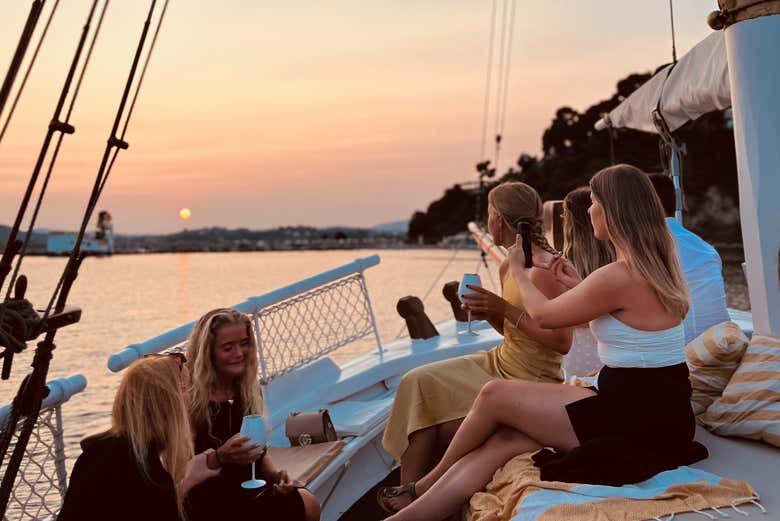 Un grupo de amigas tomando una copa de vino en el barco