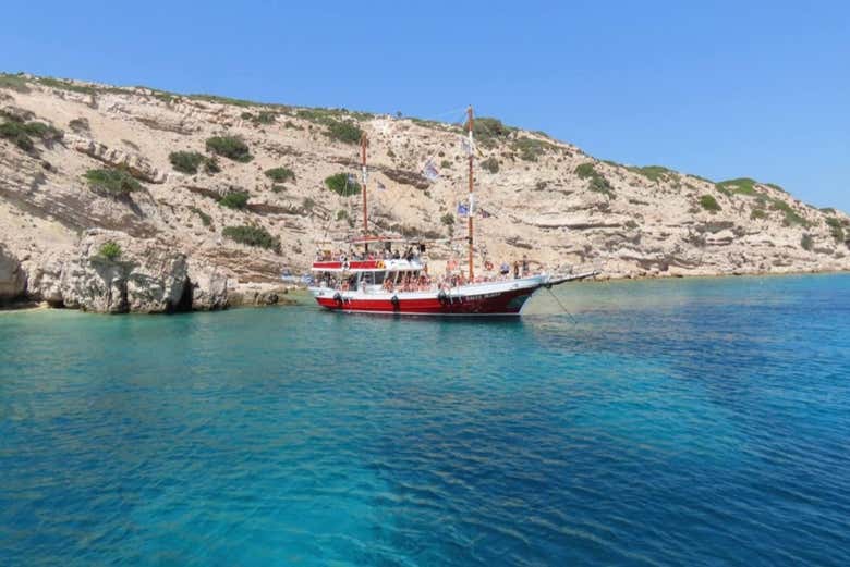 Bateau de l'excursion près d'une île