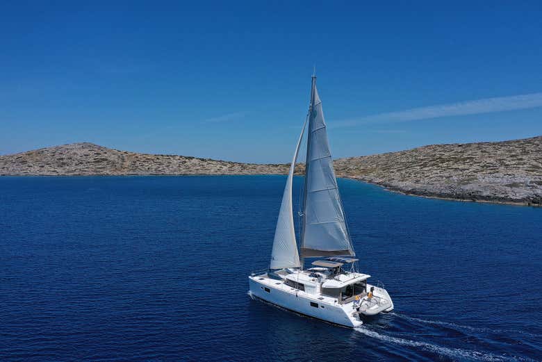 Barco navegando por Agios Georgios