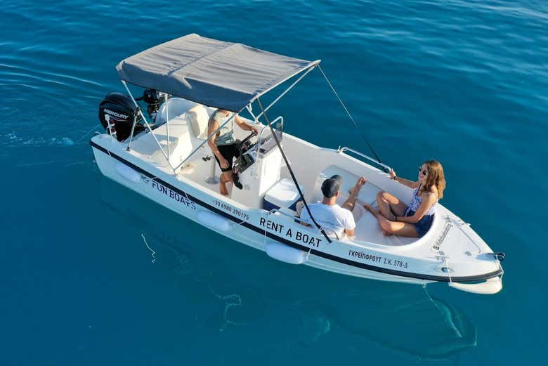 Navegando libremente por las aguas del mar Egeo