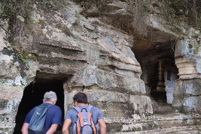 Conoceremos las antiguas tumbas de Argiroupoli