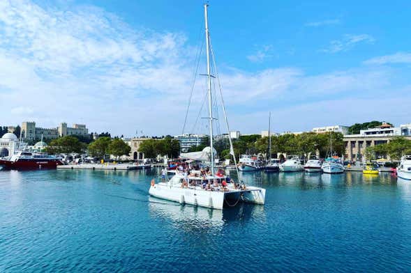 Paseo en catamarán con comida