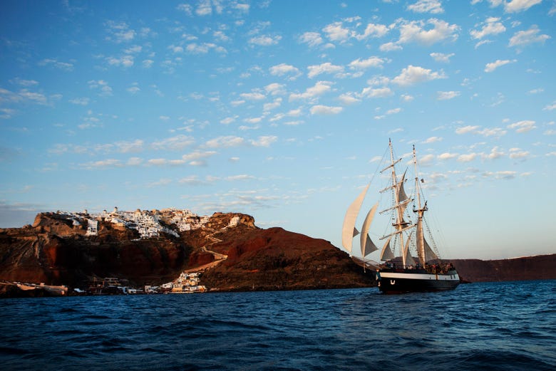 Barco em frente à costa de Santorini