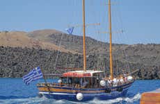 Balade en bateau dans la Caldeira de Santorin