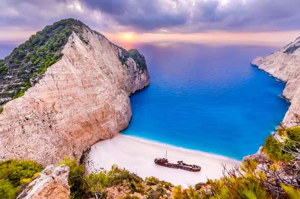 Passeio de barco pelas Grutas Azuis e praia de Navagio