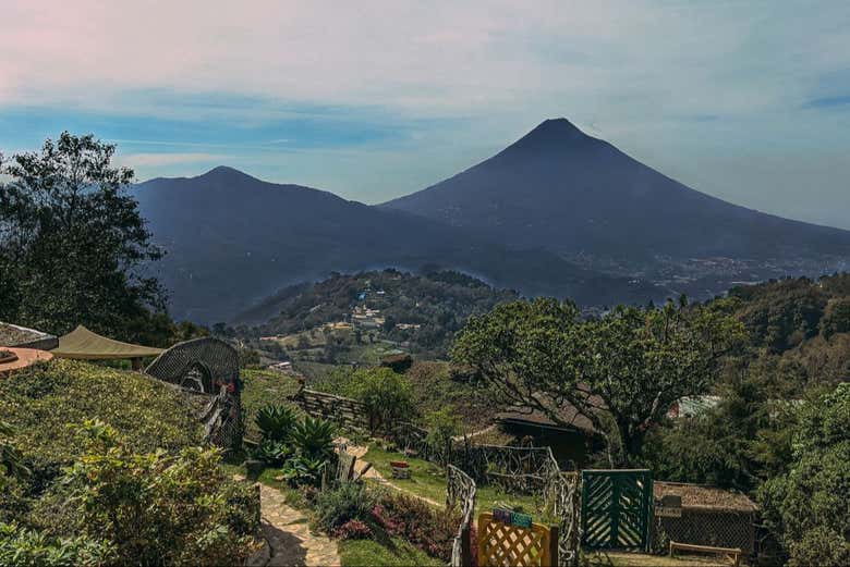 La vista de los volcanes desde el mirador de Hobbitenango