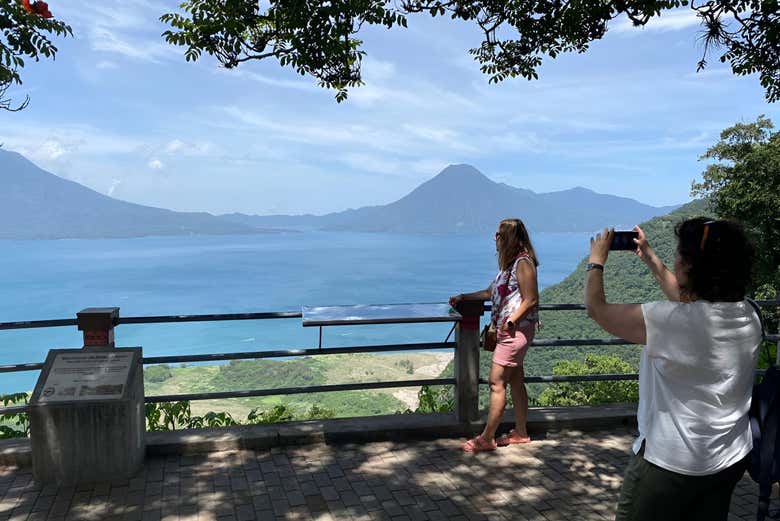 Vista mirador de Lago Atitlán