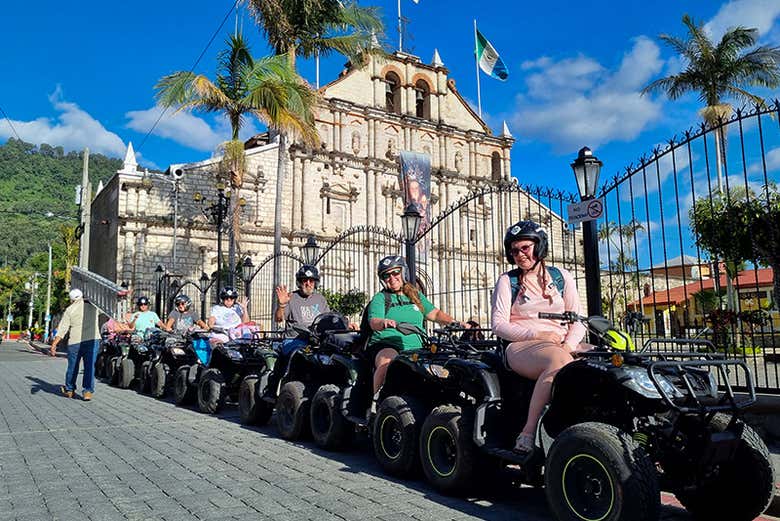 Frente a la iglesia católica de Panajachel