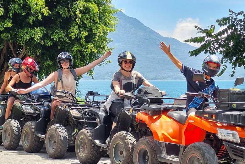 Empezando el tour sobre los quads en Atitlán