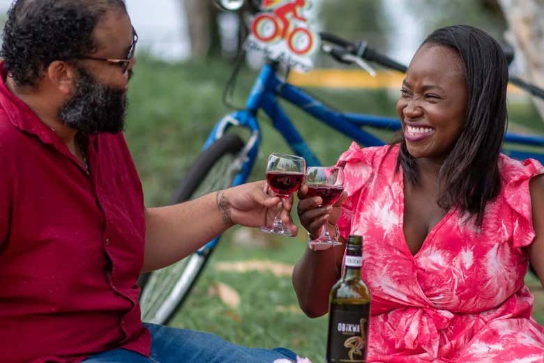 Una pareja disfrutando del picnic