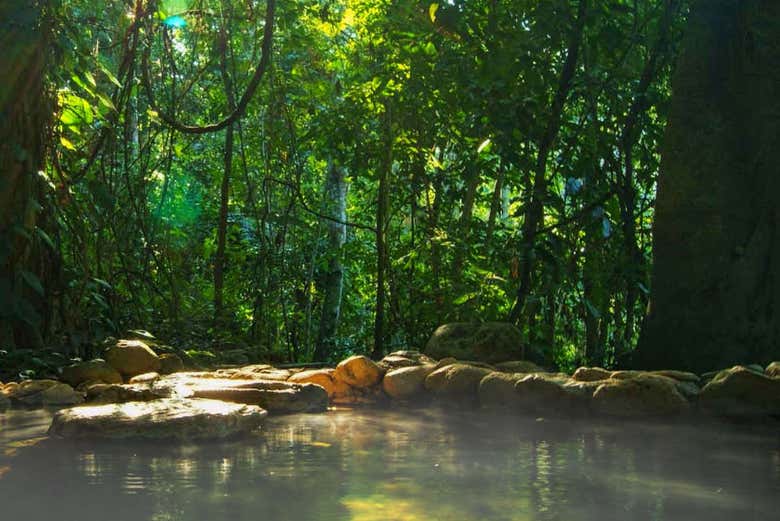 Laguna termal en mitad de la selva