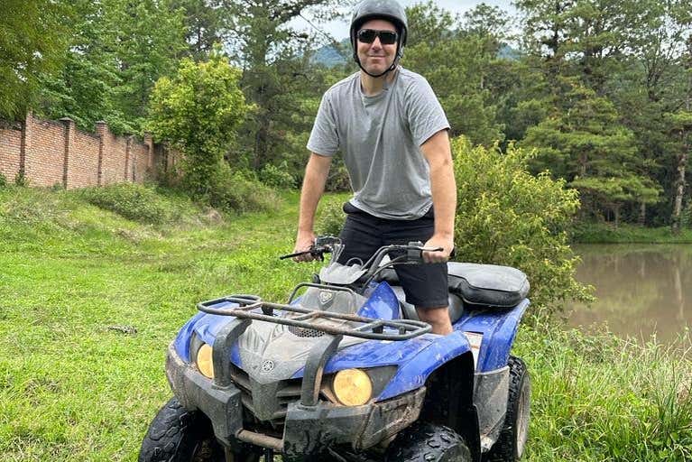 Un hombre disfrutando del tour en quad por la reserva de Uyuca