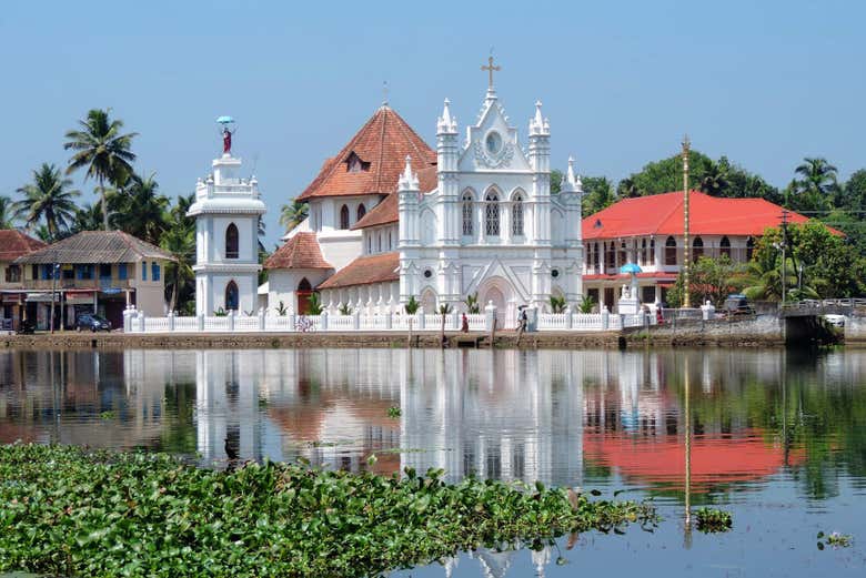 Iglesia Chitrapally, a orillas del canal