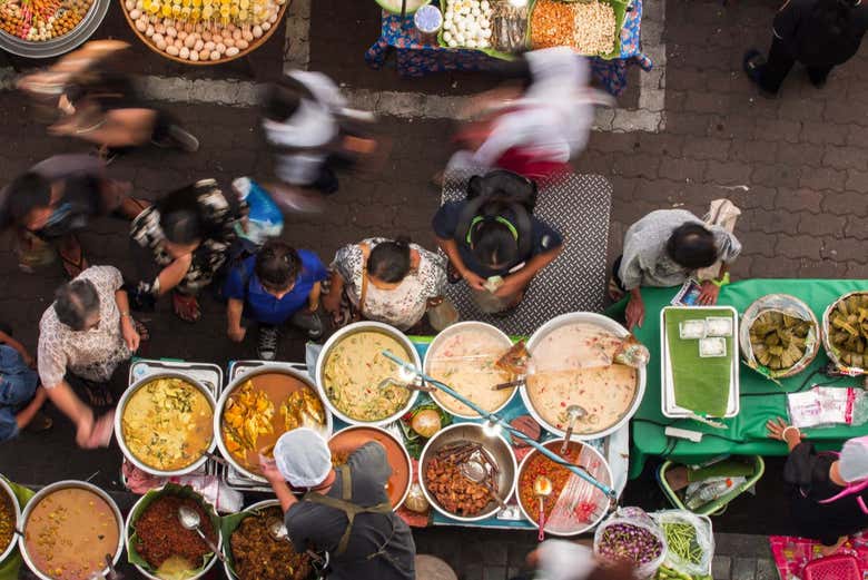 Concurrido mercado de comida