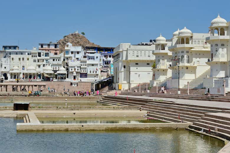 Ghats leading down to Pushkar Lake