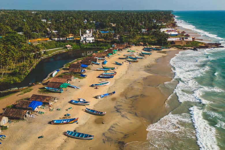 Vista aérea de una playa en Varkala