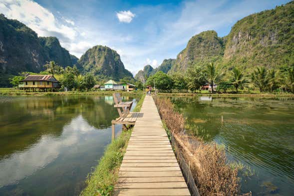 Keindahan Karst Rammang-Rammang: Pemandangan formasi karst yang megah di Rammang-Rammang