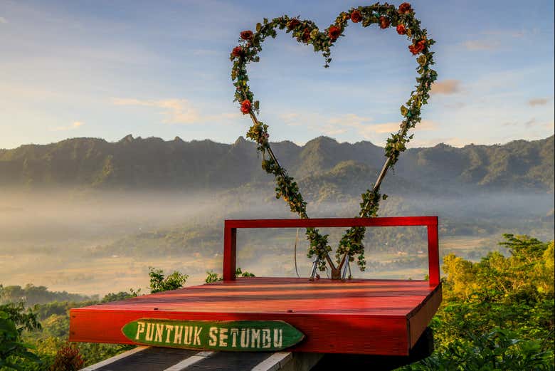 Punthuk Setumbu is one of the most romantic locations on Java