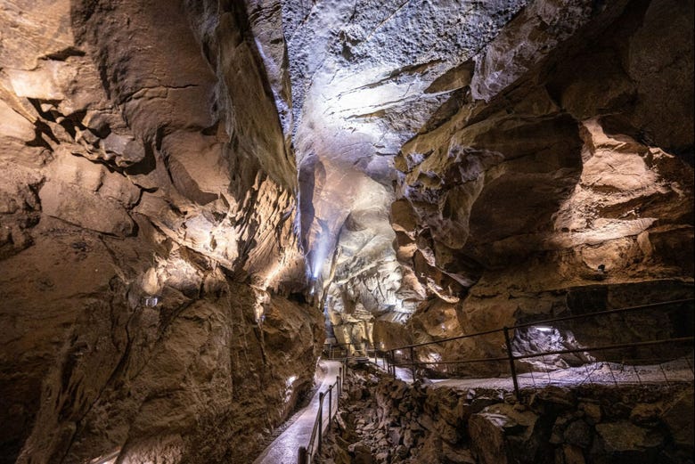 Interior de la cueva de Aillwee