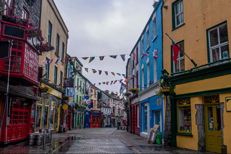 Una colorida calle de Galway