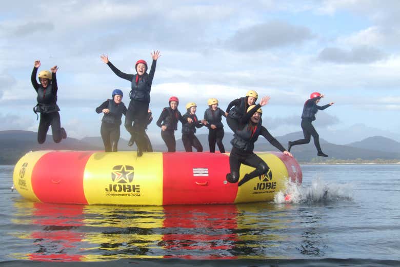 Saltando de un trampolín en la bahía de Kenmare