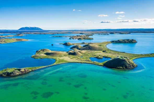 Excursión a la cascada Godafoss y los baños termales del lago Mývatn