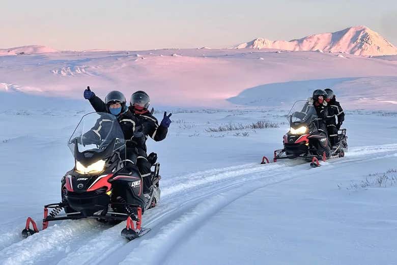 Dois motos de neve explorando os arredores do lago Mývatn