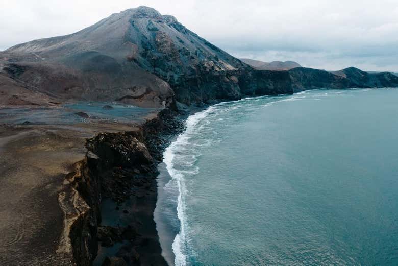 Playa de arena negra en Reykjanes