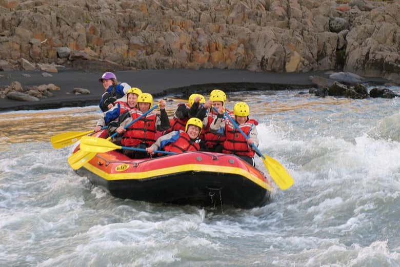 Rafting en el río glaciar del Oeste