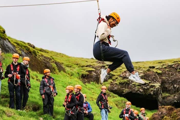 Disfrutando de la actividad de tirolina en Vík