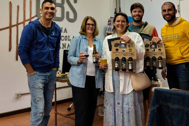 Disfrutando de la visita por la fábrica de cerveza OBS