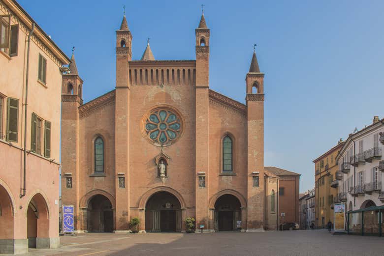 Admire the facade of this cathedral