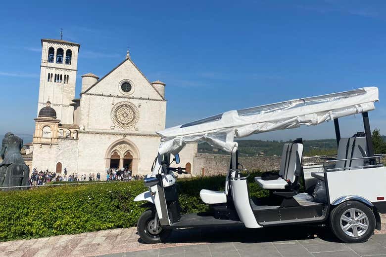 Tuk tuk delante de una iglesia en Asís