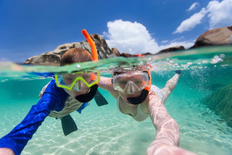 Snorkeling di coppia nelle acque trasparenti di Bosa