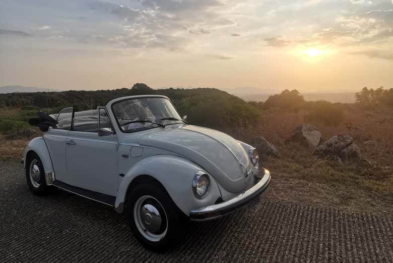 Coche clásico con el atardecer de fondo