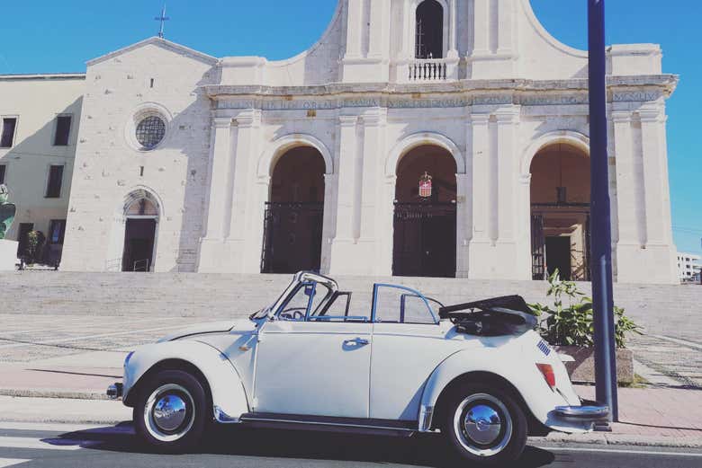 El coche antiguo frente a una iglesia en Cagliari