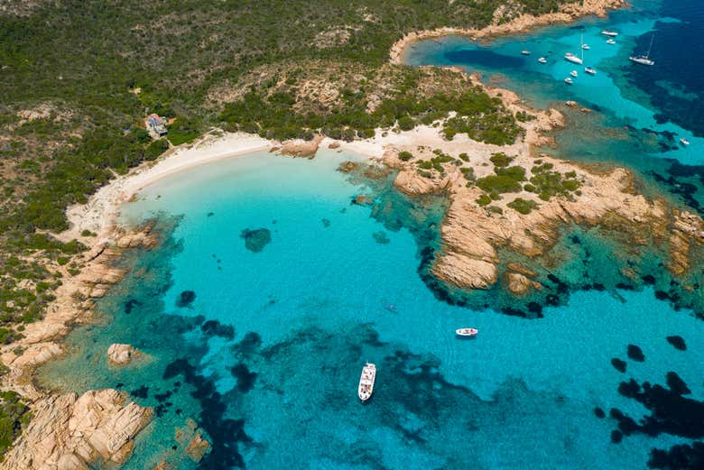 Vista aérea de la playa Rosa de la isla de Budelli