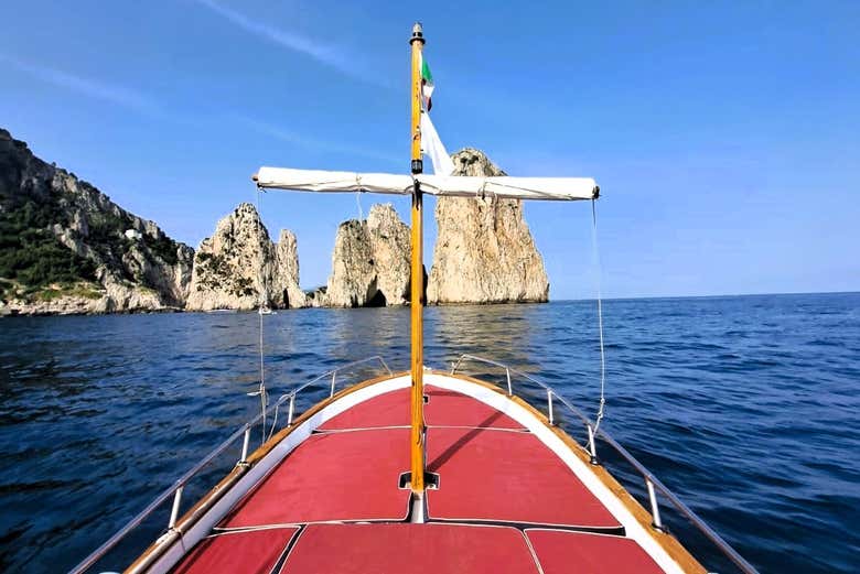 Formaciones rocosas a lo largo de la costa de Capri