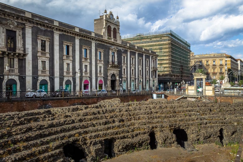 L'anfiteatro romano in Piazza Stesicoro