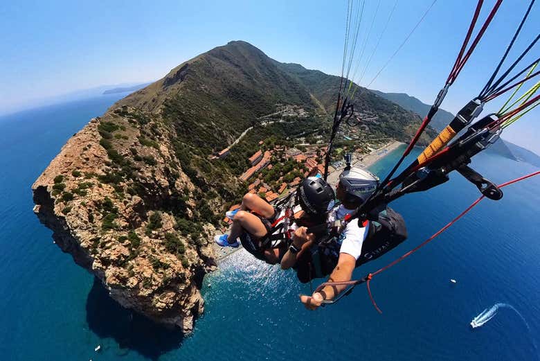 Volo in parapendio sulla costa siciliana