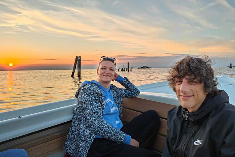 Disfrutando del paseo en barco por la laguna de Venecia