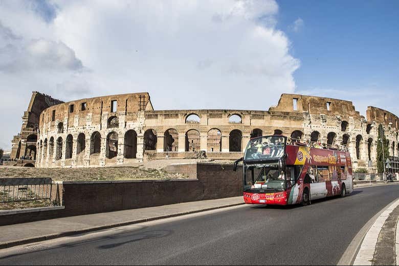 Percorrendo Roma em um ônibus turístico