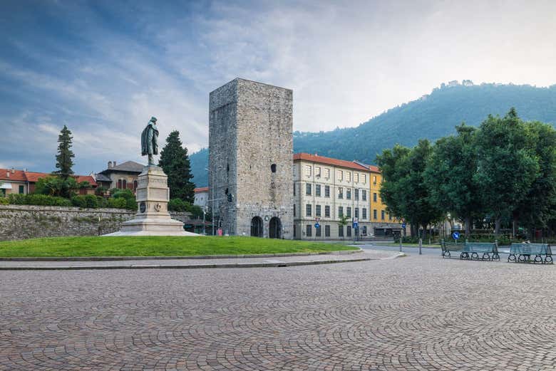 Porta Torre frente a Piazza Vottoria