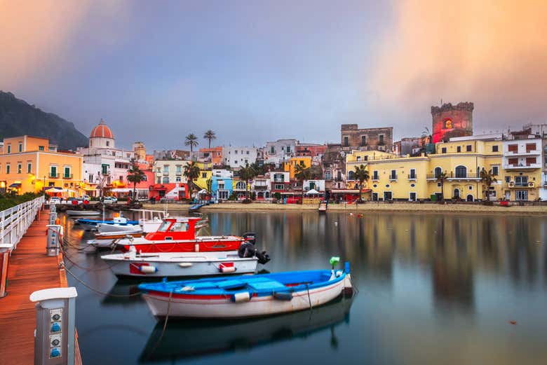 Sail along the coast of Ischia!