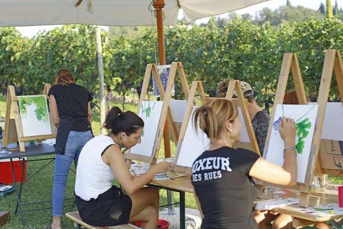 Painting in a vineyard in Lazise