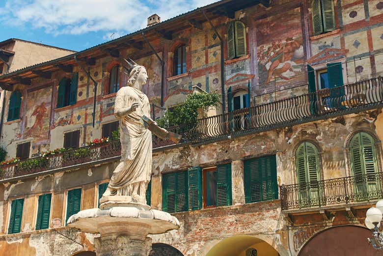 Detalle de la escultura en la piazza delle Erbe