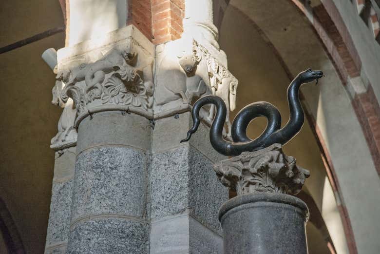 Detalle de una columna en la basílica de San Ambrosio 